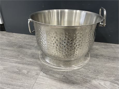PROFESSIONAL QUALITY HAMMERED METAL PLANT POT/PARTY ICE BOWL - 17”x10.5” TALL