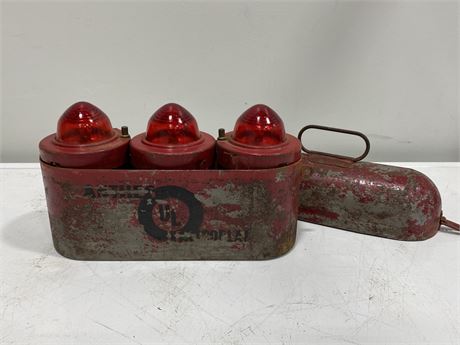 VINTAGE SET OF EMERGENCY ROAD SIGNALS IN TIN