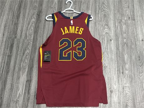 NWT LEBRON JAMES CLEVELAND CAVALIERS BASKETBALL JERSEY - SIZE L