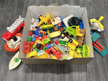 LOT OF VINTAGE FISHER PRICE LITTLE PEOPLE, ETC