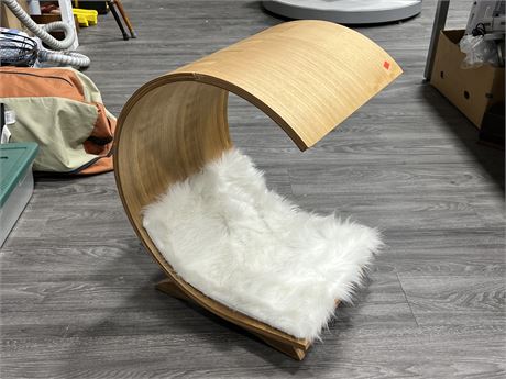 LARGE BENTWOOD CATBED 15”x18”x23”