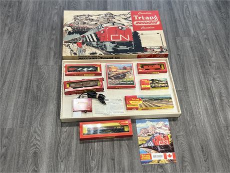 RARE 1960s TRI-ANG MADE IN ENGLAND TRAIN SET OLD STORE STOCK EXCELLENT CONDITION