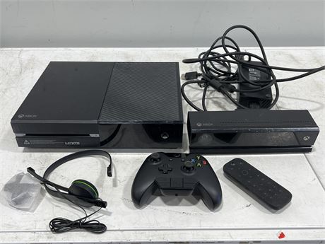 XBOX ONE CONSOLE COMPLETE W/MIC, CONTROLLER & KINECT