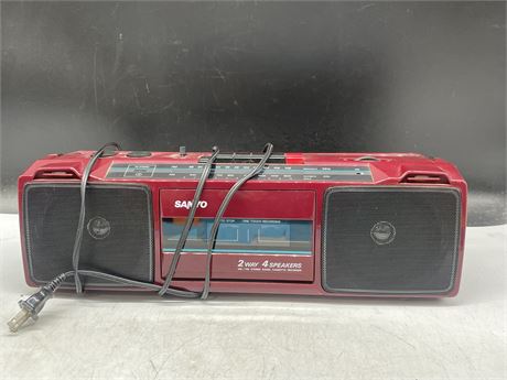 RED SANYO M7024 CASSETTE PLAYER