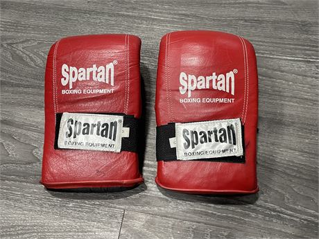 RED SPARTAN BOXING GLOVES SIZE M