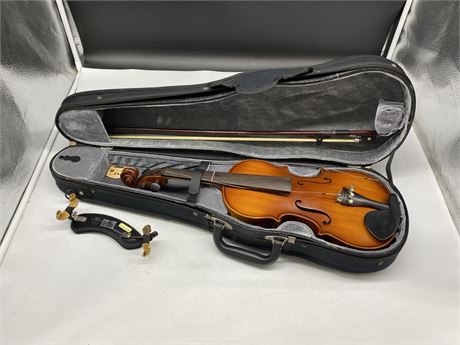 UNIVERSAL VIOLIN W/BOW IN CASE (Needs strings)