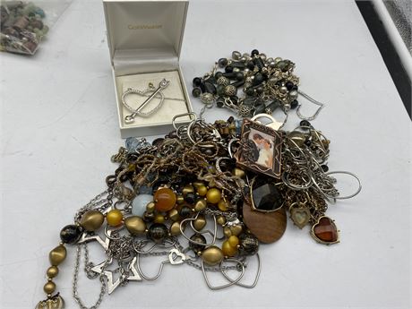 LARGE LOT OF VINTAGE JEWELRY INCLUDING 1950s NECKLACES
