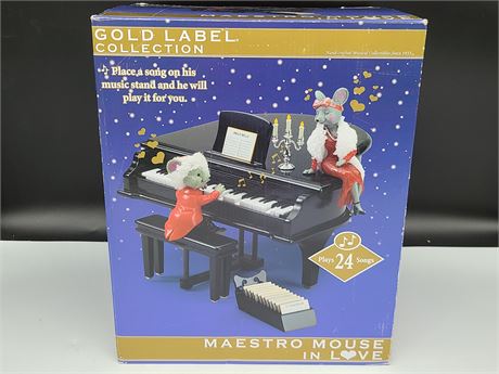 MR.CHRISTMAS GOLD LABEL "MAESTRO MOUSE IN LOVE" PLAYS 24 CHRISTMAS SONG