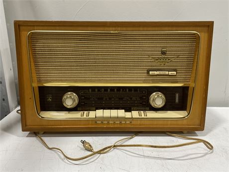 VINTAGE 1960s GRUNDIG 2066 RADIO (Works, 21” wide)