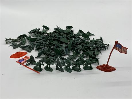 VINTAGE LOT OF ARMY SOLDIERS - PLASTIC FIGURES