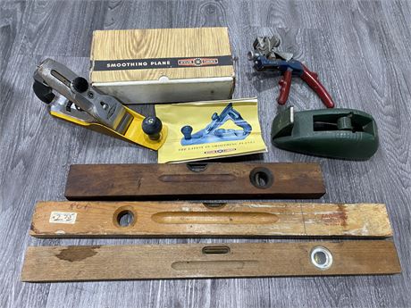 VINTAGE SMOOTHING PLANE, 3 WOODEN LEVELS, CAST IRON TAPE DISPENSER & NAIL PULLER