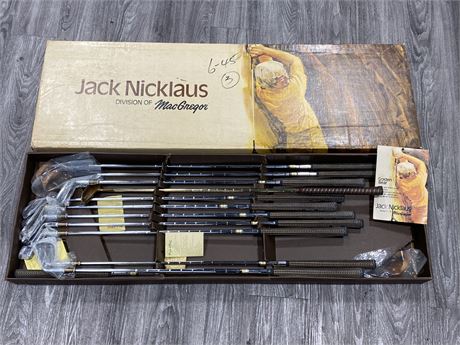 VERY RARE NEW OLD STOCK JACK NICKLAUS GOLDEN BEAR VINTAGE GOLF CLUB SET (Right)