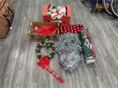 LOT OF MISC CHRISTMAS DECORATIONS INCL: ORNAMENTS, BELLS, WREATHS, ETC