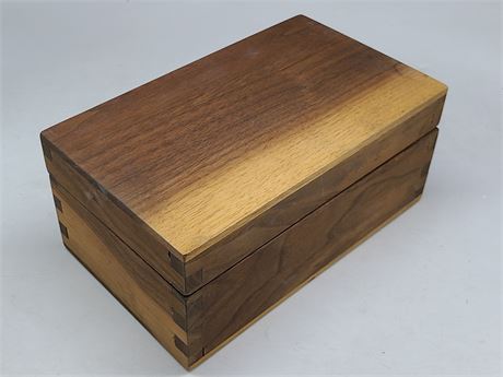 DOLEETAILED VINTAGE WOOD BOX (10"x6")