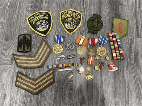LOT OF MILITARY MEDALS/PINS