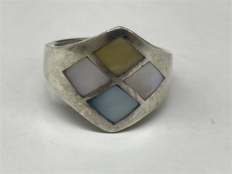 VINTAGE 925 S.S. MULTICOLOURED MOTHER OF PEARL RING SZ. 7