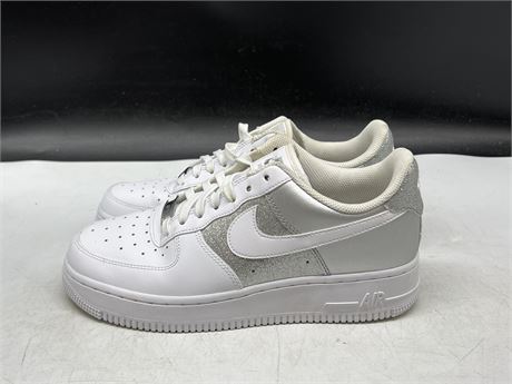 NIKE AIR FORCE 1 SIZE 8.5 - DD6629-100 - GOOD CONDITION