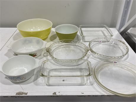 9 PIECES OF VINTAGE PYREX DISHES