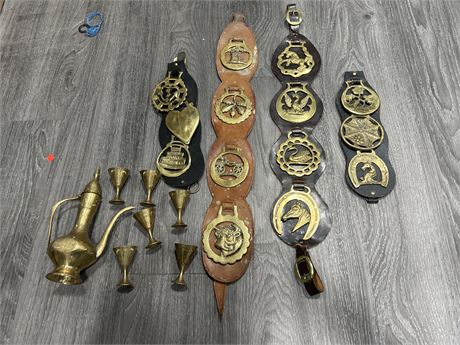 VINTAGE BRASS HORSE HARNESS MEDALLIONS & OTHER BRASS PIECES