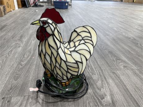 VINTAGE STAIN GLASS ROOSTER LAMP 14”H 9”W