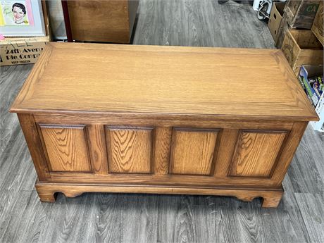 VINTAGE BLANKET CHEST W/COLLECTION OF BASKETS