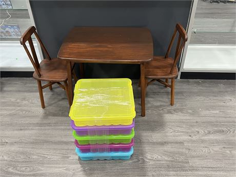 CHILDRENS WOOD TABLE W/ 2 CHAIRS + 5 HARD PLASTIC STORAGE CONTAINERS 14”x14”x3”