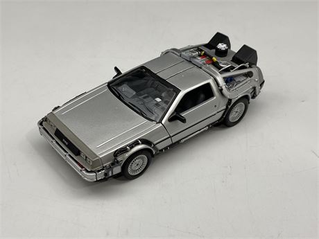 WELLY 1:24 SCALE BACK TO THE FUTURE DELOREAN DIE CAST CAR