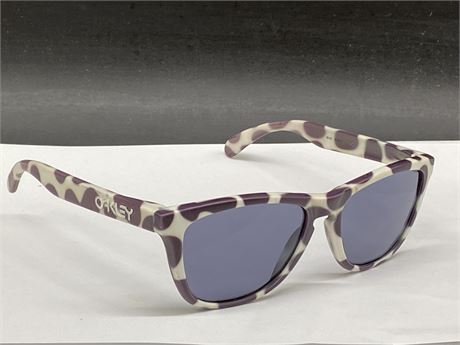 OAKLEY VINTAGE SPECIAL EDITION FROGSKINS MODEL - MADE IN THE USA