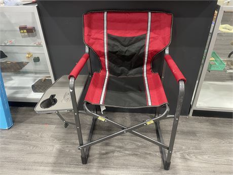 FOLDING CAMPING CHAIR WITH SIDE HOLDER