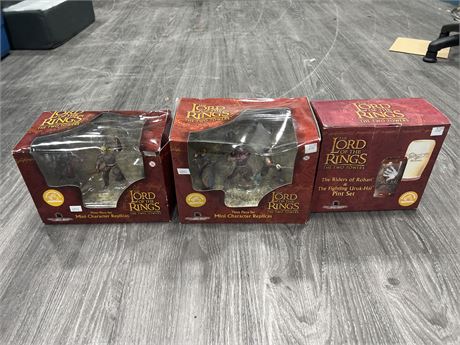 3 LORD OF THE RINGS THE TWO TOWERS FIGURES / PINT SET