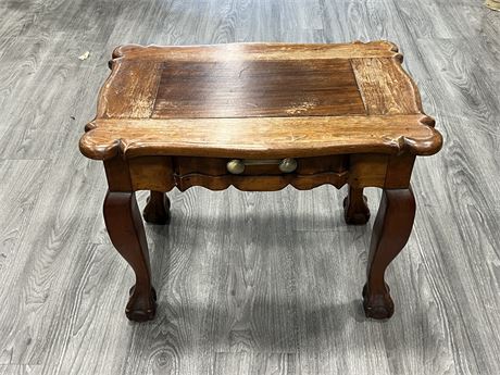 VINTAGE WOOD SIDE TABLE W/CLAW FOOT STYLE LEGS (16”x24”x19”)