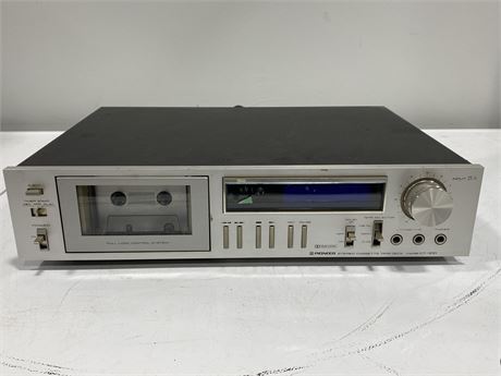 PIONEER C7-300 STEREO CASSETTE DECK - TURNS ON / LIGHTS UP