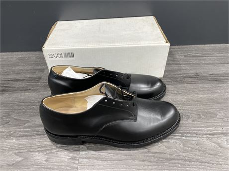 NEW MENS LEATHER DRESS SHOES (SIZE 10 - MADE IN CANADA)