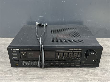 PIONEER STEREO RECEIVER - SX-240