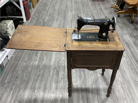 VINTAGE NEWHOME SEWING MACHINE W/ STAND