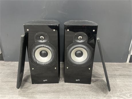PAIR OF SOUNDSTAGE STAGE 60 SPEAKERS - 17” TALL
