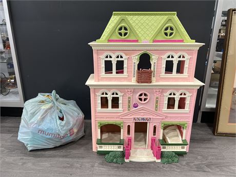 VINTAGE TOY DOLL HOUSE W/ FULL BAG OF ACCESSORIES