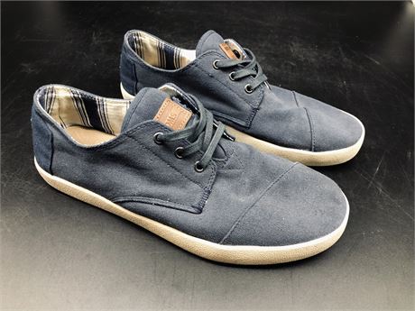 TOMS CANVAS SNEAKERS (MENS 10.5)