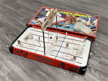 LEAGUE HOCKEY TABLE TOP GAME W/ALL PLAYERS, PUCKS & ACCESSORIES