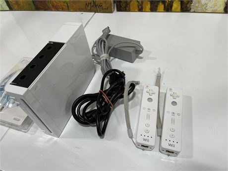NINTENDO WII CONSOLE W/ CORDS 2 CONTROLLERS & NEW NUNCHUCK