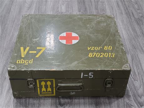 VINTAGE RUSSIAN MILITARY MEDICAL LARGE CASE (with pack list in Russian)