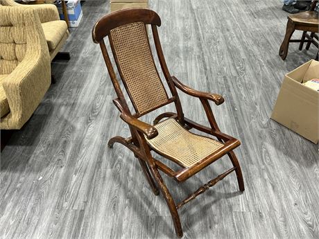 VINTAGE WOOD / WOVEN FOLD UP LAWN CHAIR