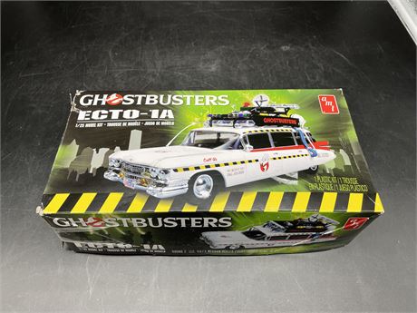 GHOSTBUSTERS 1/25 MODEL KIT (BOX HAS SEEN BETTER DAYS/PARTS STILL SEALED NEW)