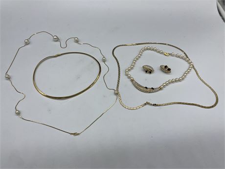 LOT OF GOLD PLATED/PEARL JEWELLERY