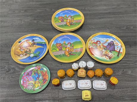 LOT OF 9 MCDONALD’S PLATES + LOT OF MCDONALD’S CHANGEABLE TOYS