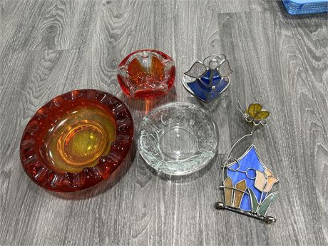 3 MCM ASHTRAYS & 2 SMALL STAINED GLASS PIECES