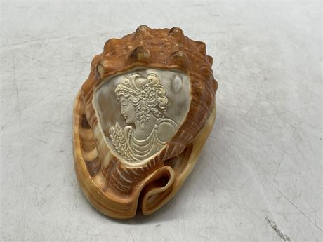 VICTORIAN CARVED CAMEO ON LARGE CONCH SHELL