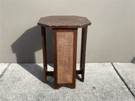 VINTAGE WOOD / WICKER SIDE TABLE BY THE LAKE SIDE CRAFT COMPANY 22”x16”x16”