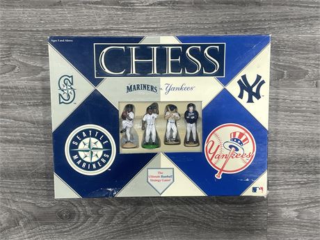 MARINERS VS YANKEES COMPLETE CHESS SET