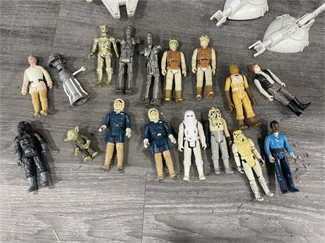 VINTAGE STAR WARS FIGURE LOT WITH AT-ST & MILLENNIUM FALCON